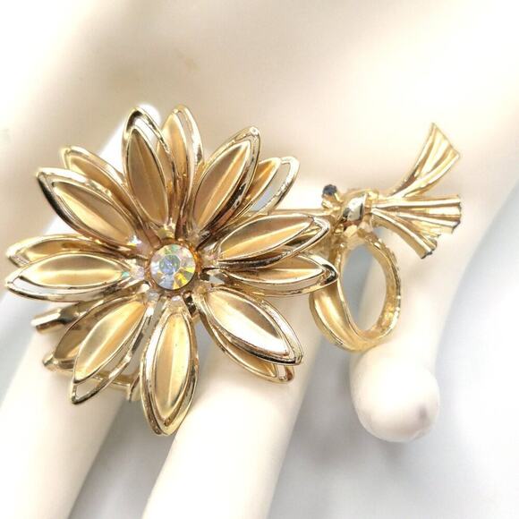 Vintage Flower Brooch, Aurora Borealis Rhinestone, 1960s, 2 1/4 Inches - Picture 7 of 7